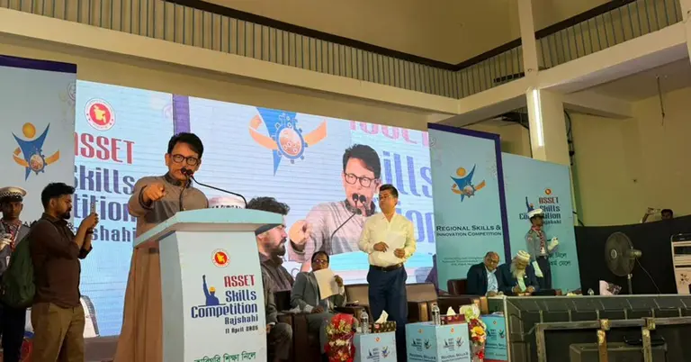 কথা বলছেন শিক্ষামন্ত্রী